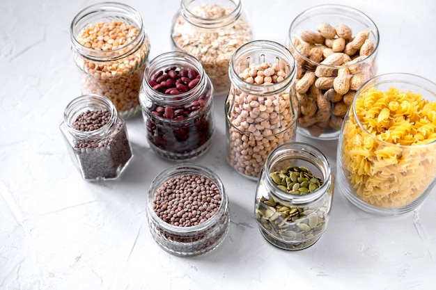 Pasta, lentejas, garbanzos y frijoles en frascos