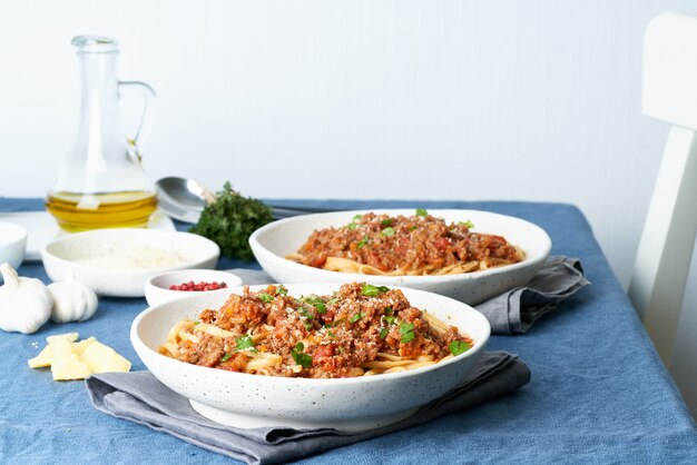 Pasta Linguine boloñesa con carne picada y tomates. Cena italiana para dos