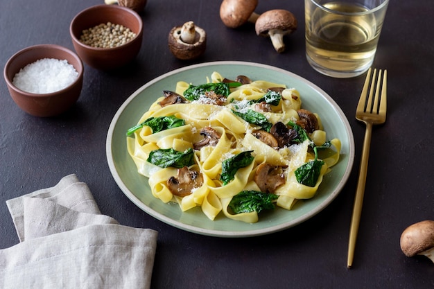 Pasta linguini con champiñones espinacas y queso Alimentación saludable Comida vegetariana Cocina italiana