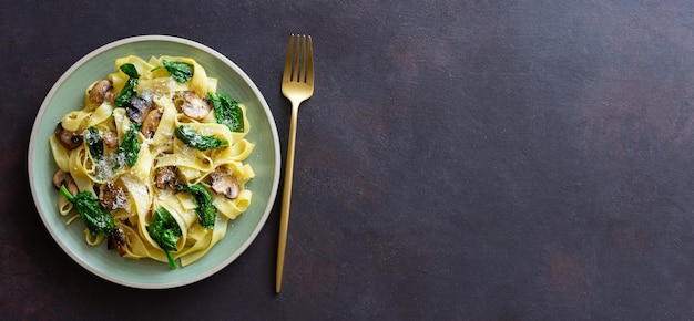 Pasta linguini con champiñones espinacas y queso Alimentación saludable Comida vegetariana Cocina italiana