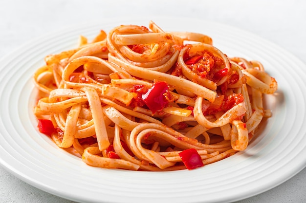 Pasta linguini italiana con salsa de tomate closeup