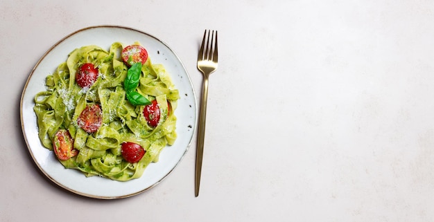 Pasta linguini con salsa pesto tomates y queso Alimentación saludable Comida vegetariana Cocina italiana