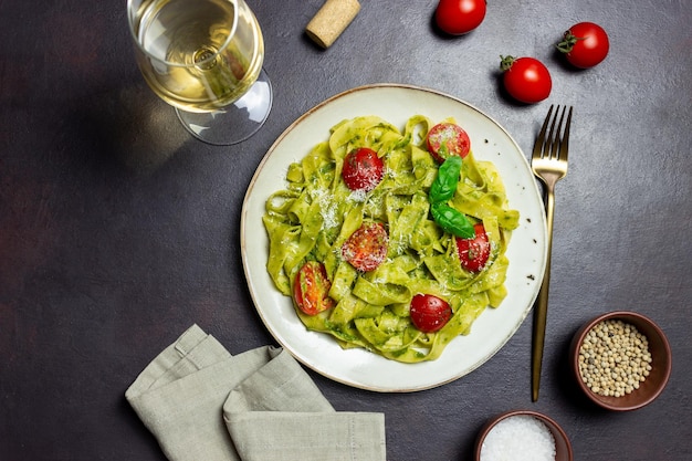 Foto pasta linguini con salsa pesto tomates y queso alimentación saludable comida vegetariana cocina italiana