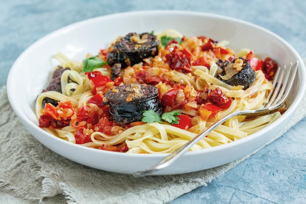 Pasta linguini con salsa de tomate y morcilla