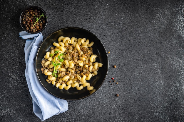 Pasta Linsensauce gesunde Mahlzeit Essen Snack auf dem Tisch Kopie Raum Essen Hintergrund rustikale Draufsicht