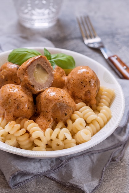 Pasta de macarrones con albóndigas rellenas de mozzarella