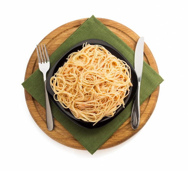 Pasta macarrones con espagueti aislado en blanco