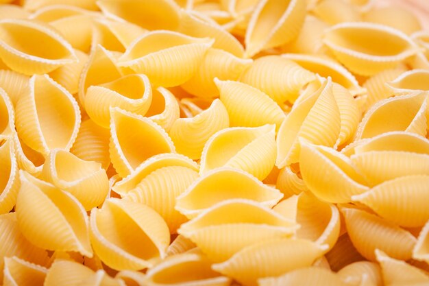 Pasta de macarrones italianos crudos secos textura de fondo extreme closeup