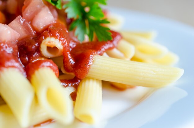 Pasta de macarrones en primer plano de la placa