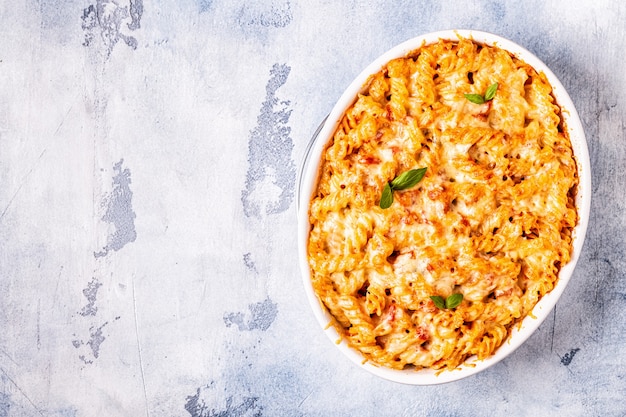 Pasta de macarrones con queso al horno con salsa de queso