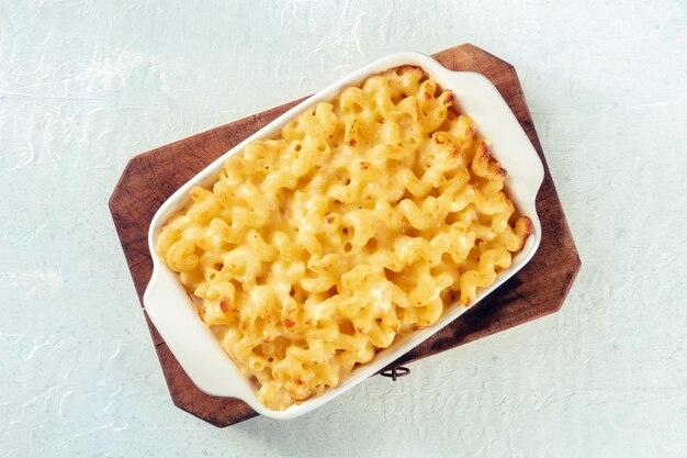 Pasta de macarrones y queso en una cacerola disparada desde arriba