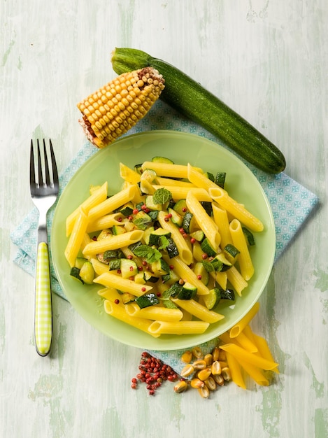 Pasta de maíz con calabacines y pimienta rosa