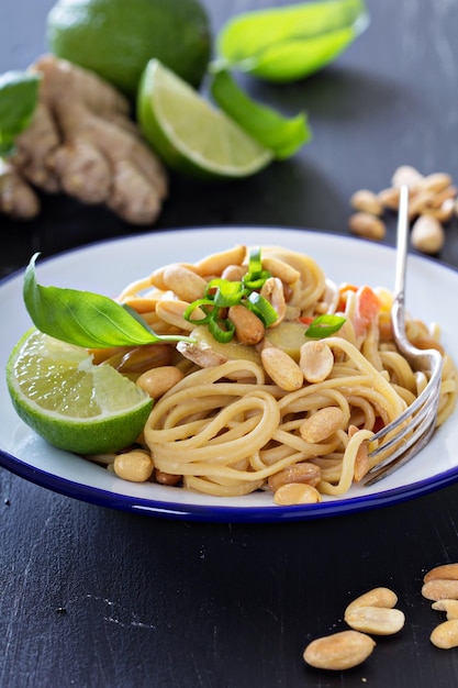 Pasta de maní y jengibre en una sartén