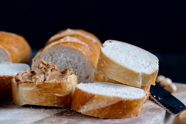 Pasta de maní con trozos de maní y baguette blanca