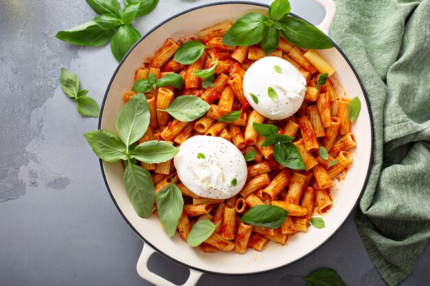 Pasta marinara de Penne con buratta