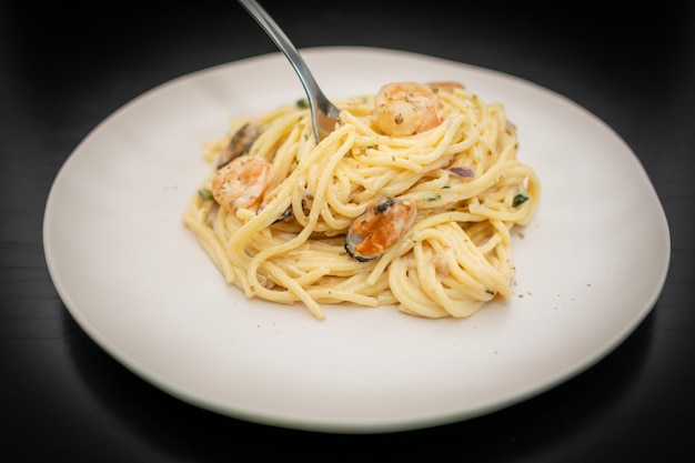 Pasta marinera Espaguetis con Gambas Marisco y calabacín