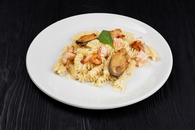 Pasta de marisco con mejillones salmón y gambas