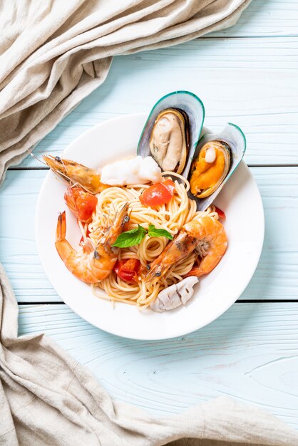 Pasta de mariscos Espaguetis con Almejas, Gambas, Squis, Mejillones y Tomates