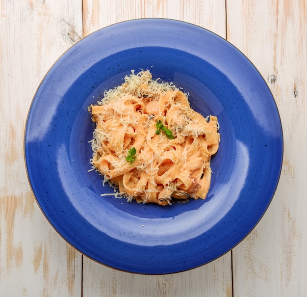 Pasta con mariscos con mejillones y almejas, italia