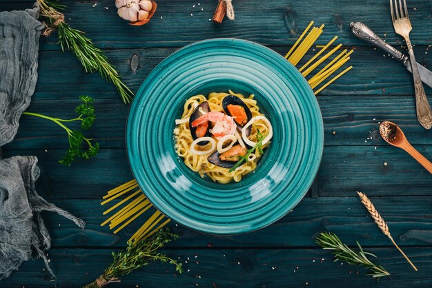 Pasta de mariscos Sobre un fondo de madera Cocina italiana Vista superior Espacio de copia