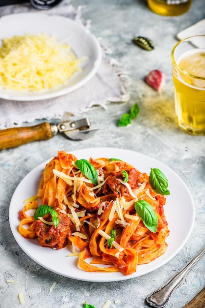 Pasta con mini albóndigas, salsa de tomate y queso parmesano. Vista de ángulo alto