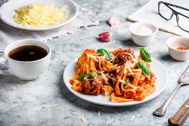 Pasta con mini albóndigas, salsa de tomate y queso parmesano