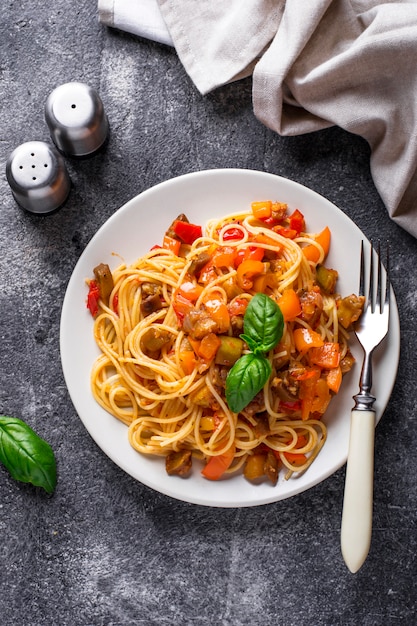 Pasta mit Auberginen, Paprika und Tomaten