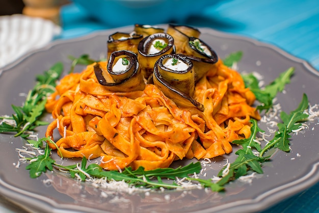 Pasta mit Auberginen-Tomaten-Käse und Rucola