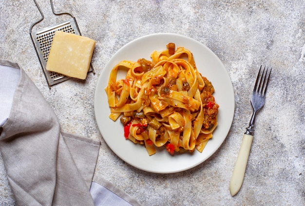 Foto pasta mit auberginen und tomaten