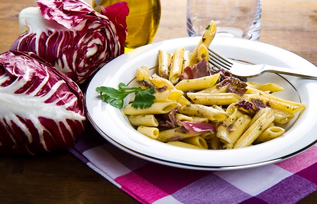 Pasta mit Chicorée und Speck