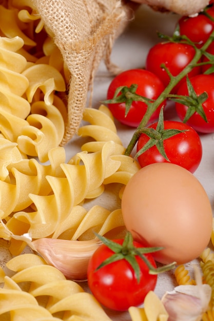 Pasta mit Eiern und Kirschtomaten