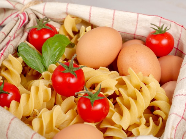 Pasta mit Eiern und Kirschtomaten