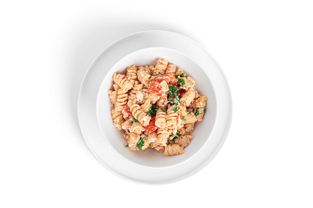 Pasta mit Feta-Käse, Tomaten und Kräutern isoliert.