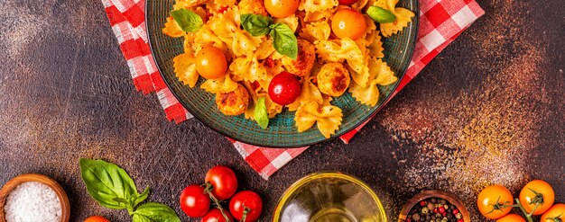 Pasta mit Fleischbällchen und Tomatensauce.