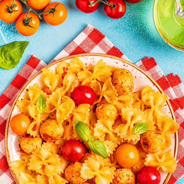 Pasta mit Fleischbällchen und Tomatensauce