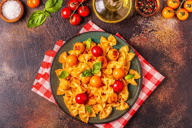 Pasta mit Fleischbällchen und Tomatensauce