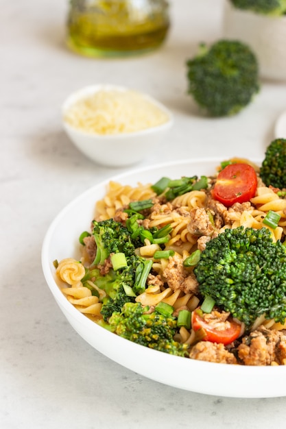 Pasta mit Fleischsoße, Kirschtomaten und Brokkoli.