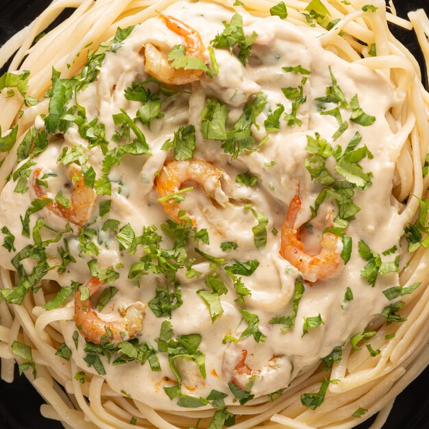 Pasta mit Garnelen in cremiger Sauce