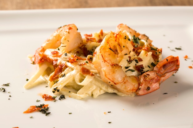 Pasta mit Garnelen serviert Thymian und Käse