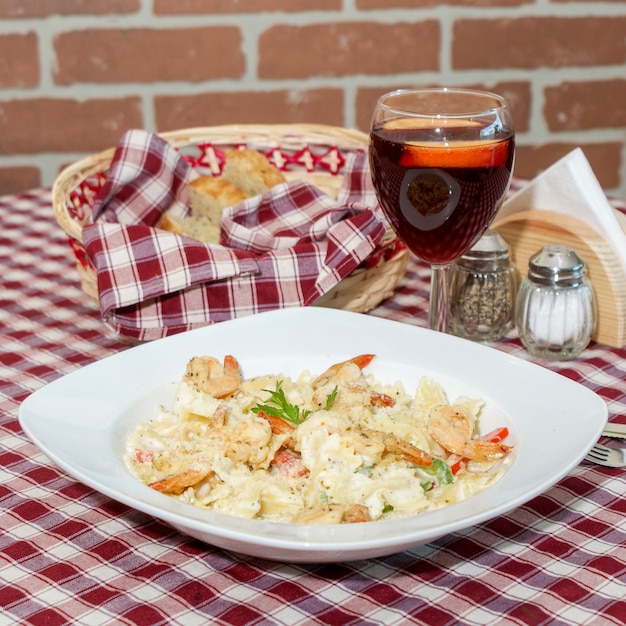 Pasta mit Garnelen und Weinbier