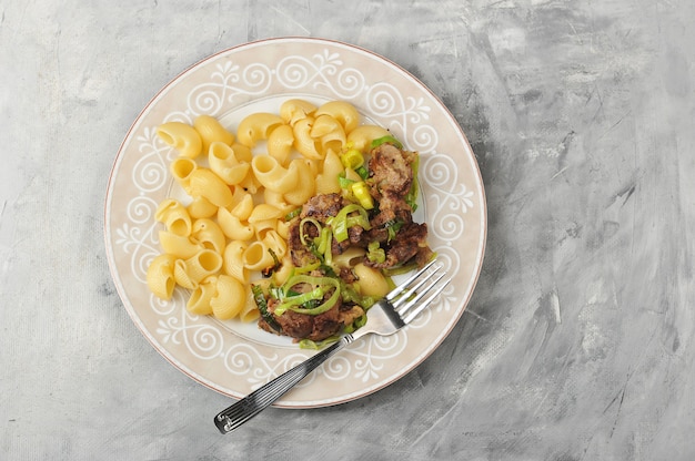 Pasta mit gebratener Leber und Zwiebeln