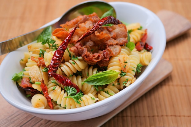 Pasta mit getrocknetem Chili und knusprigem Speck