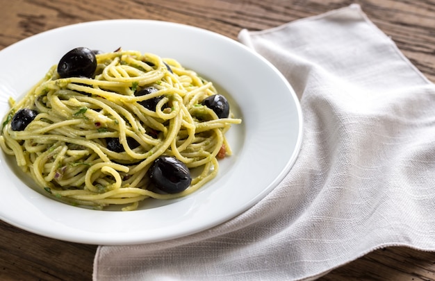 Pasta mit Guacamole-Sauce und schwarzen Oliven