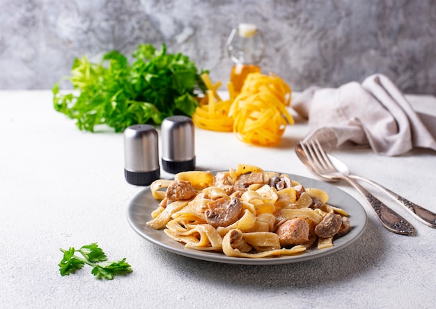 Pasta mit Hähnchen und Champignons