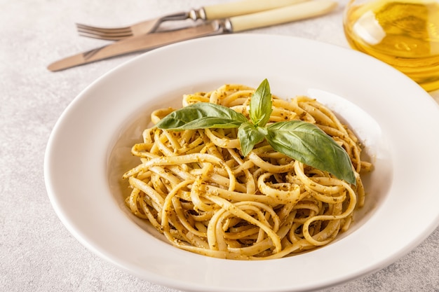 Pasta mit hausgemachter Pesto-Sauce