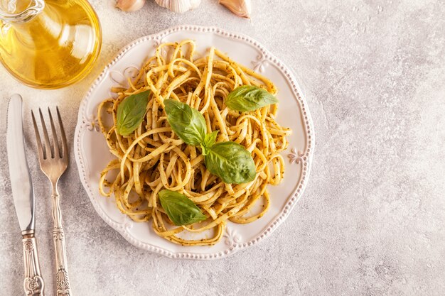 Pasta mit hausgemachter Pesto-Sauce