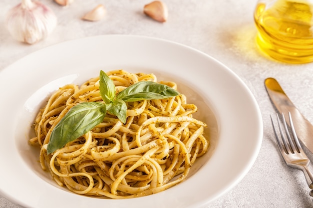 Pasta mit hausgemachter Pesto-Sauce