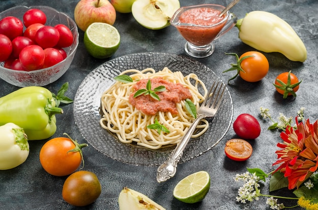 Pasta mit hausgemachter Tkemali-Sauce und Zutaten