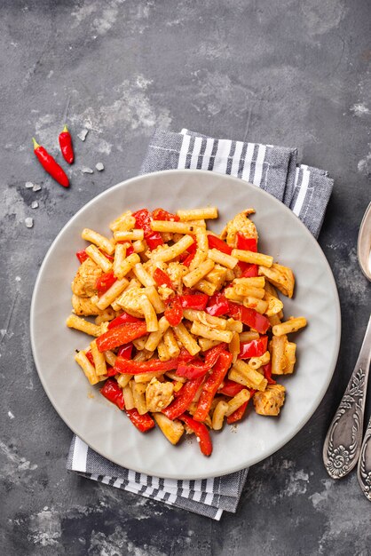 Pasta mit Hühnchen und Pfeffer in Tomatensauce