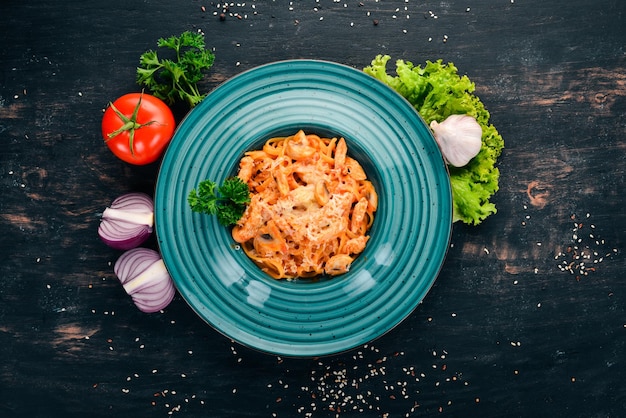 Pasta mit Huhn und Pilzen Italienische Küche auf einem hölzernen Hintergrund Ansicht von oben Kopieren Sie Platz